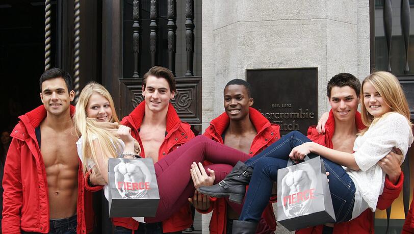 Strahlende Mienen und imposante Sixpacks: Abercrombie & Fitch-Mitarbeiter mit zwei Kundinnen bei der Eröffnung im Oktober 2012. Jetzt haben die Beschäftigten auch einen Betriebsrat. Strahlende Mienen und imposante Sixpacks: Abercrombie & Fitch-Mitarbeiter mit zwei Kundinnen bei der Eröffnung im Oktober 2012. Jetzt haben die Beschäftigten auch einen Betriebsrat.
