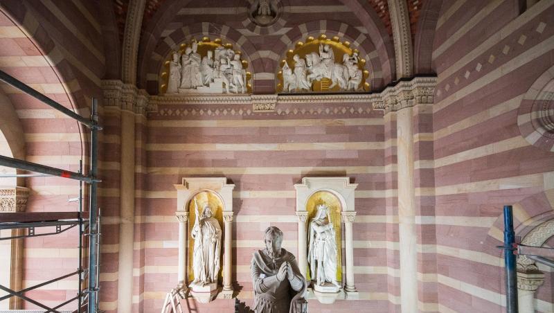 In der Vorhalle stehen die sanierten Sandsteindarstellungen von Heinrich IV. (l-r), Adolf von Nassau und Heinrich V. In der Vorhalle stehen die sanierten Sandsteindarstellungen von Heinrich IV. (l-r), Adolf von Nassau und Heinrich V.