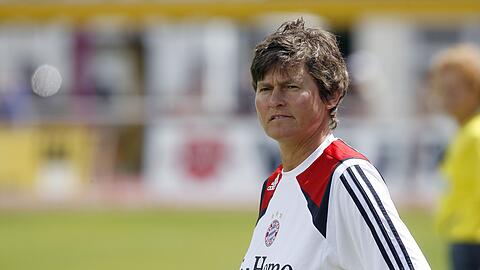 Die Managerin der Frauenabteilung des FC Bayern München, Karin Danner, steht an der Seitenlinie.