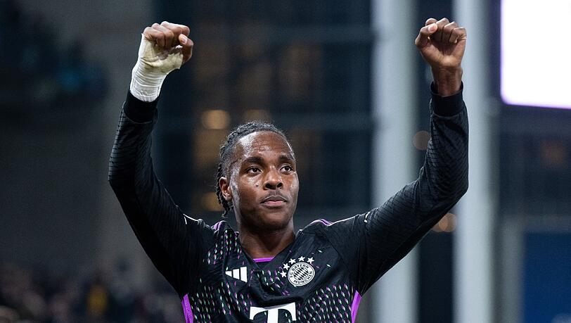 Mathys Tel von München nach einem Spiel.