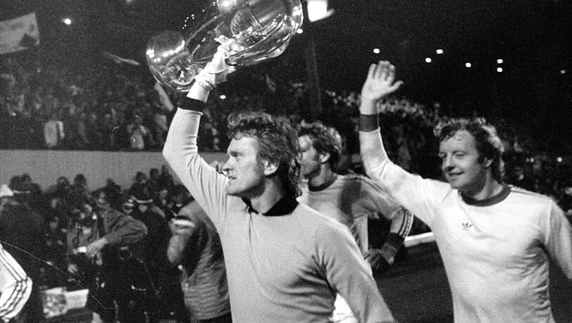 Torwart-Legende Sepp Maier holte mit den Bayern insgesamt drei Mal den Henkelpott. Torwart-Legende Sepp Maier holte mit den Bayern insgesamt drei Mal den Henkelpott.