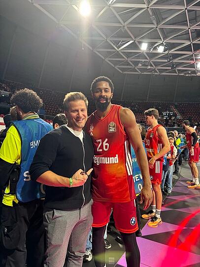 sonnenklar.TV Chef Kristijan Schellinger mit Ex-Bayern-Spieler Spencer Dinwiddie. sonnenklar.TV Chef Kristijan Schellinger mit Ex-Bayern-Spieler Spencer Dinwiddie.