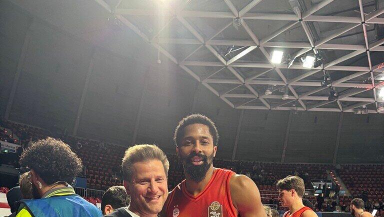 sonnenklar.TV Chef Kristijan Schellinger mit Ex-Bayern-Spieler Spencer Dinwiddie.