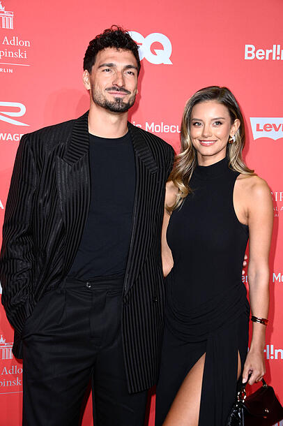 Mats Hummels an der Seite seiner Freundin Nicola Cavanis. Neben Sohnemann Ludwig spielt auch Cavanis eine wichtige Rolle in Hummels' Leben. Mats Hummels an der Seite seiner Freundin Nicola Cavanis. Neben Sohnemann Ludwig spielt auch Cavanis eine wichtige Rolle in Hummels' Leben.