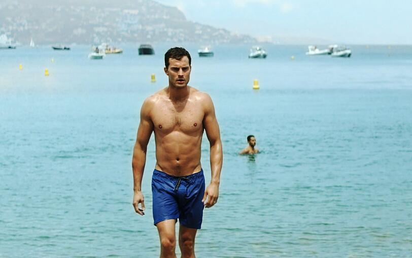 Christian (Jamie Dornan) genie&szlig;t seine Flitterwochen in vollen Z&uuml;gen.