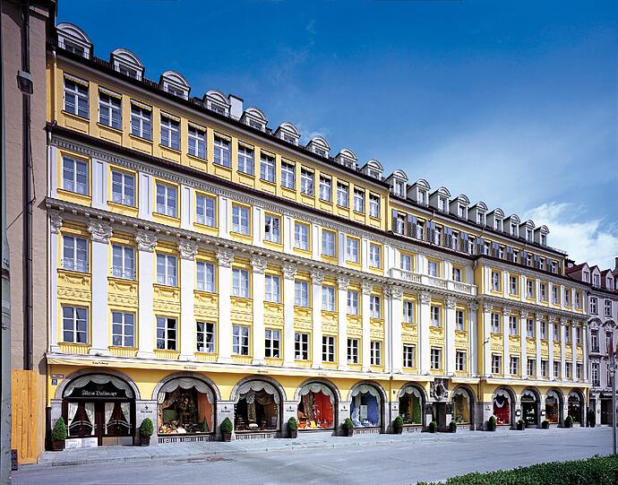 Nicht nur der Titel ist prächtig, sondern auch das Gebäude: Der Königlich Bayerische Hoflieferant Dallmayr.
