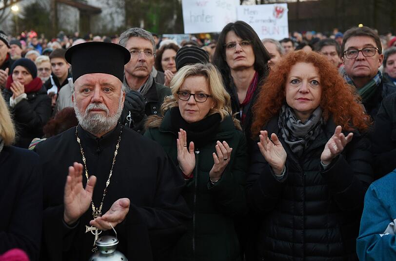 Der orthodoxe Erzpriester Apostolos Malamoussis (l-r), die Generalsekretärin der Bayern-SPD, Natascha Kohnen und Margarete Bause, Fraktionsvorsitzende der Grünen im bayerischen Landtag haben an der Kundgebung in Zorneding teilgenommen.