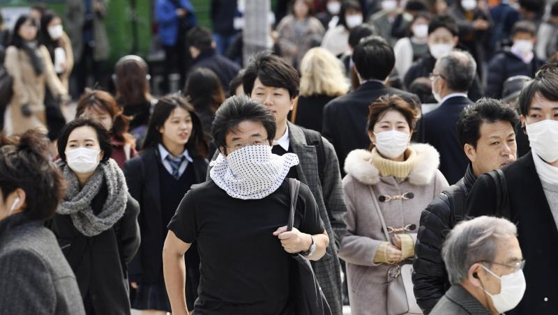 Wegen des Coronavirus tragen viele Passanten in Tokio Mundschutz. Die japanische Regierung erklärt Millionen Visa für Chinesen und Südkoreaner für ungültig. Wegen des Coronavirus tragen viele Passanten in Tokio Mundschutz. Die japanische Regierung erklärt Millionen Visa für Chinesen und Südkoreaner für ungültig.