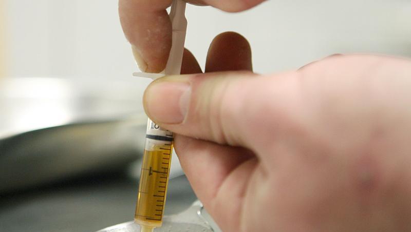 Ein Drogenkonsument zieht Heroin in eine Spritze. Foto: Boris Roessler/Archivbild Ein Drogenkonsument zieht Heroin in eine Spritze. Foto: Boris Roessler/Archivbild