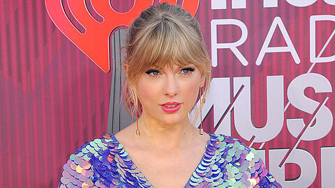 Taylor Swifts Album "Folklore" kehrt an die Chartspitze zurück - Rekord!