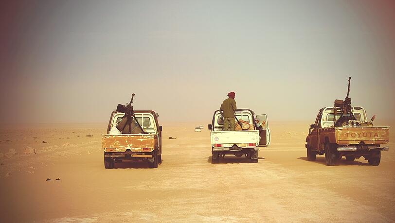 Sie filmt gerade die Pkw-Gerippe in Libyen. Dann schlägt eine Granate im Wagen der Münchnerin ein, einer ihrer Begleiter wird getötet. Sie filmt gerade die Pkw-Gerippe in Libyen. Dann schlägt eine Granate im Wagen der Münchnerin ein, einer ihrer Begleiter wird getötet.