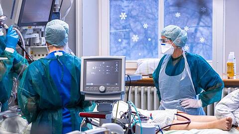 Ärzte und Pflegekräfte betreuen einen Patienten bei einer Lungenspiegelung.