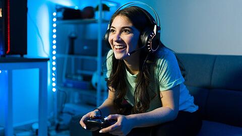 Gute Geschenke für Gamerinnen und Gamer gibt es schon für wenige Euro.
