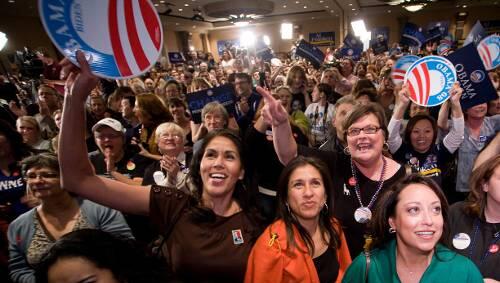 Weltweit wählt die Mehrheit der Frauen Mitte-Links: Eine Obama-Wahlparty in den USA. Weltweit wählt die Mehrheit der Frauen Mitte-Links: Eine Obama-Wahlparty in den USA.
