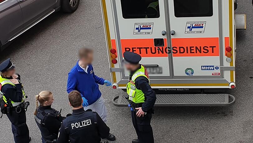 Das Opfer erlitt Verletzungen im Gesicht, die in einem Münchner Krankenhaus ärztlich behandelt werden mussten.