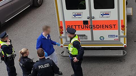 Das Opfer erlitt Verletzungen im Gesicht, die in einem Münchner Krankenhaus ärztlich behandelt werden mussten.