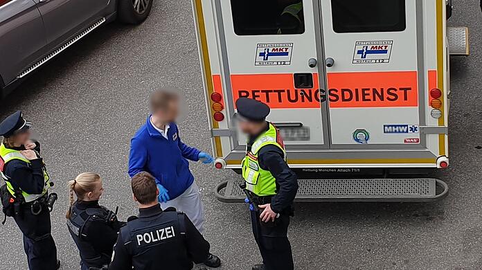 Das Opfer erlitt Verletzungen im Gesicht, die in einem Münchner Krankenhaus ärztlich behandelt werden mussten.