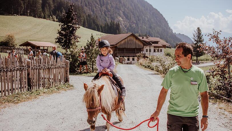 Auch der Erlebnisbauernhof Ritzailer mit Ponys, Spielscheune und Kletterparcours gehört zum Hotel.