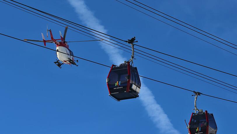 Ein Rettungshubschrauber brachte die schwer verletzte Skifahrerin ins Krankenhaus. (Symbolbild)