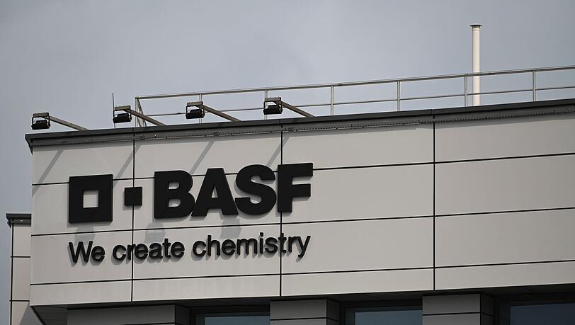 Weltgr&ouml;&szlig;ter Chemiekonzern BASF: Niedrigere Verkaufspreise und negative W&auml;hrungseffekte belasten. (Archivbild)