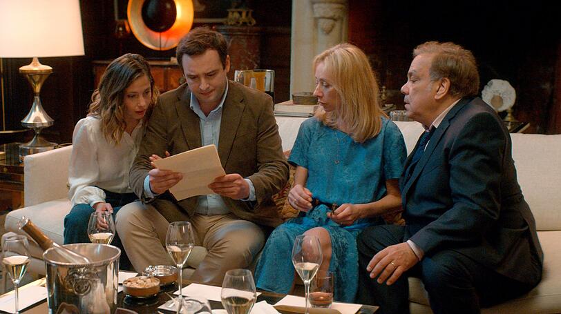 Es war eine nett gemeinte Idee von Alice (Chloé Coulloud, links) und François (Julien Pestel, zweiter von links), um das Kennenlernen von François' Eltern Nicole (Sylvie Testud) und Gérard (Didier Bourdon) mit Alices Eltern Frédéric und Catherine aufzulockern. Doch die Ergebnisse der DNA-Tests führen zu noch mehr Streit und Ablehnung. Es war eine nett gemeinte Idee von Alice (Chloé Coulloud, links) und François (Julien Pestel, zweiter von links), um das Kennenlernen von François' Eltern Nicole (Sylvie Testud) und Gérard (Didier Bourdon) mit Alices Eltern Frédéric und Catherine aufzulockern. Doch die Ergebnisse der DNA-Tests führen zu noch mehr Streit und Ablehnung.