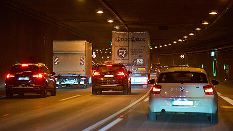 Nach einem Unfall war der Aubinger Tunnel f&uuml;r mehrere Stunden gesperrt. (Archivbild)