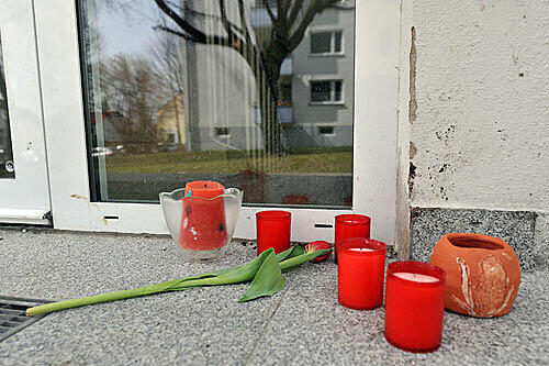 Blumen und Kerzen vor dem Wohnhaus in Freising
