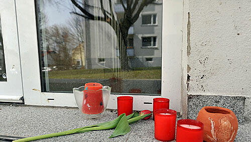 Blumen und Kerzen vor dem Wohnhaus in Freising Blumen und Kerzen vor dem Wohnhaus in Freising