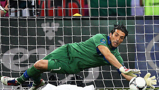 Gigi Buffon hielt für die Italiener den Sieg im Elfmeterschießen fest. Gigi Buffon hielt für die Italiener den Sieg im Elfmeterschießen fest.