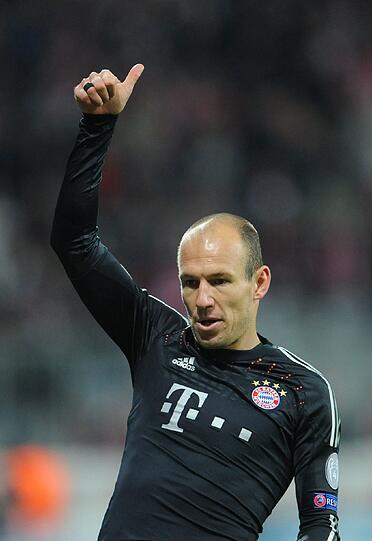 ARJEN ROBBEN: Note 2. Hätte an diesem Abend auch Usain Bolt stehen lassen. War überall auf dem Platz, klatschte alle und jeden ab, traf im 100. Spiel für Bayern per abgefälschtem Freistoß zum 3:0.