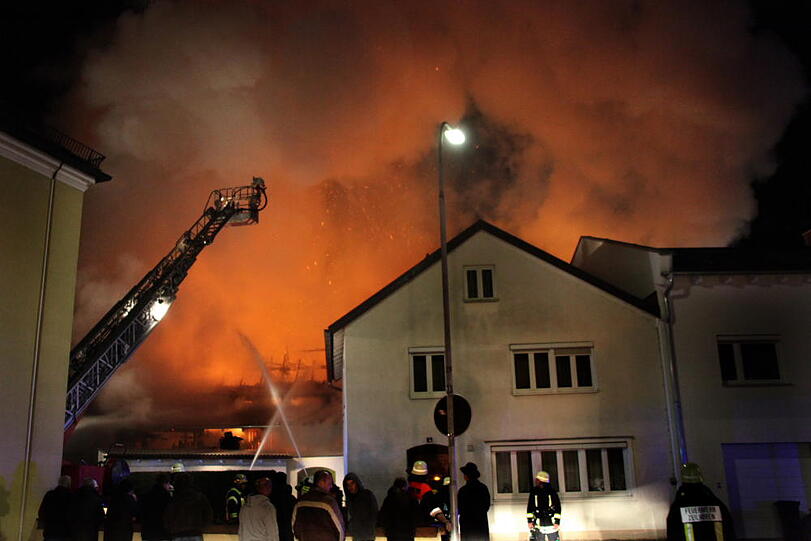 Die Feuerwehr konnte ein Abbrennen der Lagerhalle nicht mehr verhindern.