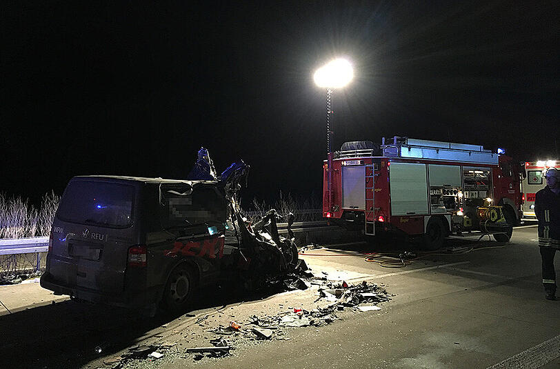 Auf der A7 bei Feuchtwangen ereignete sich am Mittwochabend ein schwerer Unfall. Ein Kleintransporter raste in einen Silozug. Der 19-jährige Beifahrer starb.