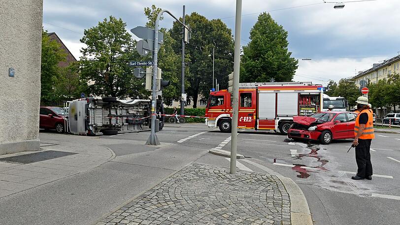 Im Kreuzungsbereich Schleißheimer Straße und Karl-Theodor-Straße stoßen ein Kleinlaster und ein Pkw zusammen.