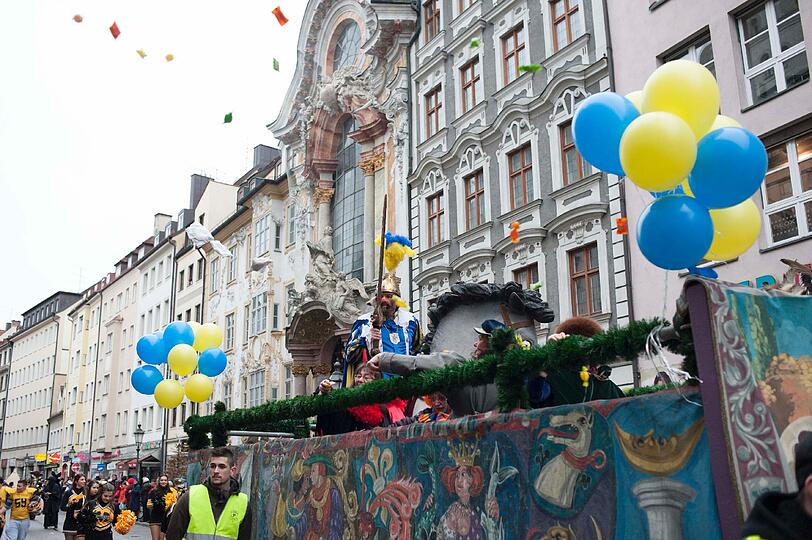Die Damischen Ritter in Aktion: Impressionen vom Faschingszug durch die Altstadt am Sonntag.