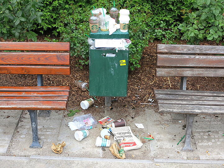 Am Wochenende zieht es die Münchner in die Parks. Ihren Müll drapieren sie derweil kunstvoll um die überquellenden Eimer im Hofgarten.