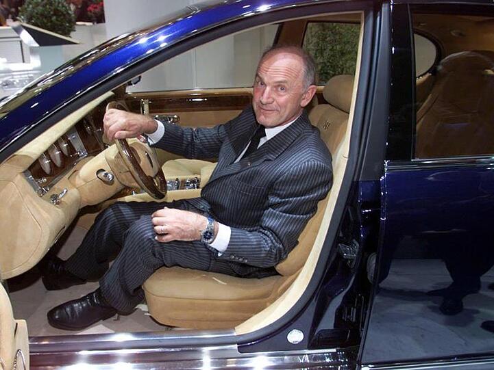 Ferdinand Piech im März 1999 beim Genfer Automobil-Salon in einem Bugatti EB 218.