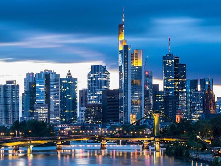 Wolken sind im Abendlicht hinter der Bankenskyline von Frankfurt am Main zu sehen. Die Bankenbranche sieht sich auch für den Fall eines harten Brexits gerüstet.