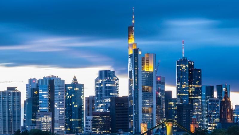 Wolken sind im Abendlicht hinter der Bankenskyline von Frankfurt am Main zu sehen. Die Bankenbranche sieht sich auch für den Fall eines harten Brexits gerüstet. Wolken sind im Abendlicht hinter der Bankenskyline von Frankfurt am Main zu sehen. Die Bankenbranche sieht sich auch für den Fall eines harten Brexits gerüstet.
