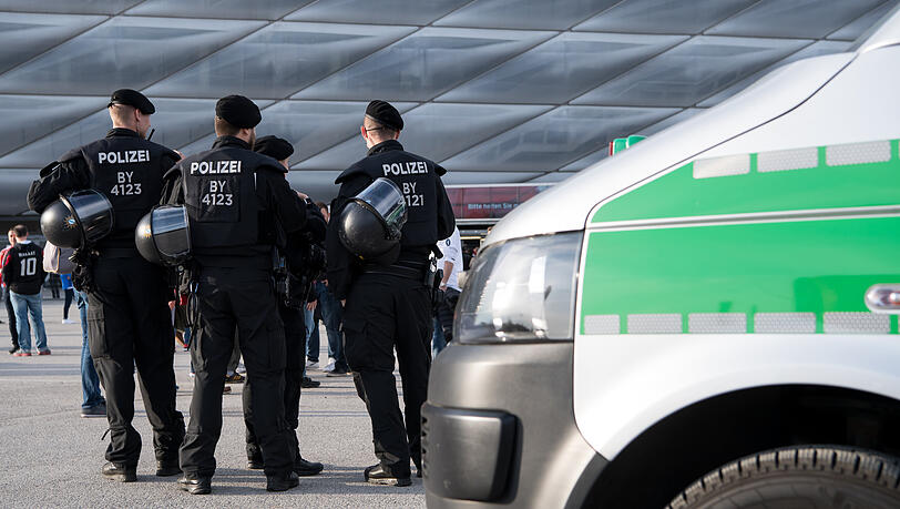 Der Club-Fan soll von einem Polizisten mit einem Schlagstock geschlagen worden sein. (Symbolbild)
