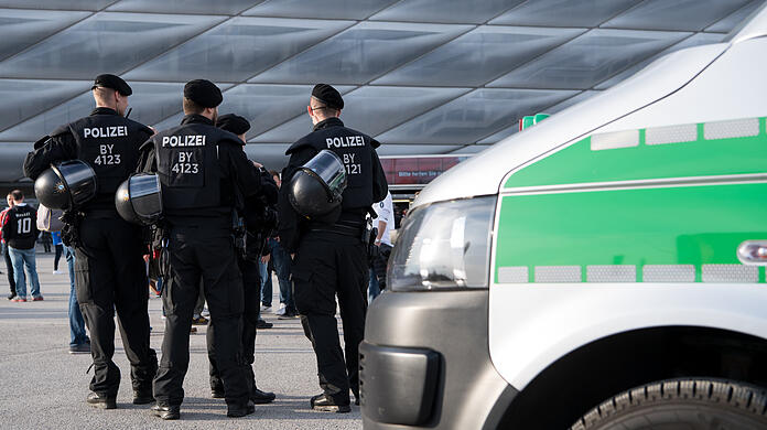 Einsatzkräfte der Polizei vor der Allianz Arena. (Archivbild)