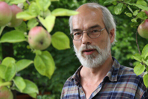 Vom Lärm geplagt im Garten-Idyll: Andreas Kremser (50).