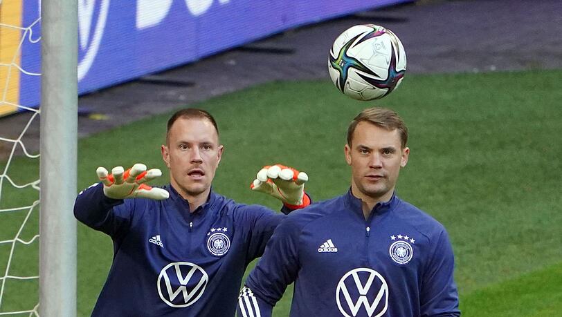 Die Torhüter Marc-Andre ter Stegen (l) und Manuel Neuer in Aktion.