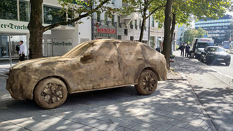 Eine SUV-Skulptur an der Ecke Dachauer/Schleißheimer Straße.