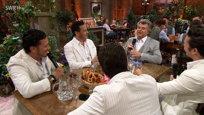 Andy Borg begrüßt die Esteriore Brothers beim "Schlager-Spaß" Andy Borg begrüßt die Esteriore Brothers beim "Schlager-Spaß"