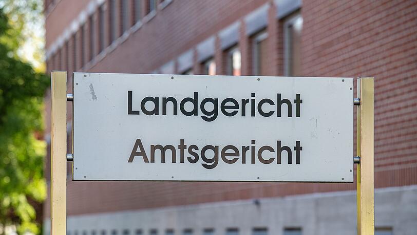 Vor dem Landgericht Landshut muss sich ein 33 Jahre alter Mann verantworten, der seine Großmutter angezündet haben soll. (Archivbild)