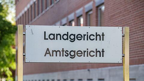 Vor dem Landgericht Landshut muss sich ein 33 Jahre alter Mann verantworten, der seine Großmutter angezündet haben soll. (Archivbild)