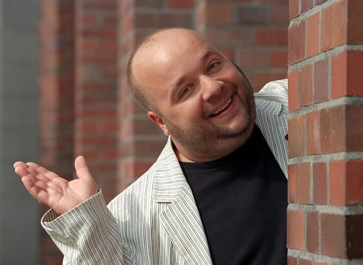 Schauspieler, Sprecher, Moderator, Schwulen-Aktivist und Freund der schrillen Mode: Dirk Bach starb am Montag im Alter von 51 Jahren.