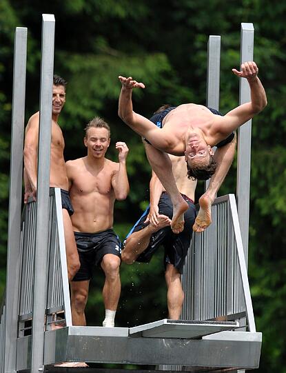Die Löwen beim Turmspringen im Trainingslager. Sehen Sie hier die spektakulären Bilder.