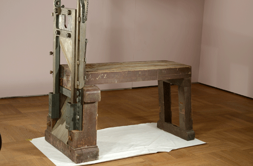 Wohin jetzt damit? Mit dieser Guillotine wurden in Stadelheim während der NS-Zeit hunderte Häftlinge ermordet.