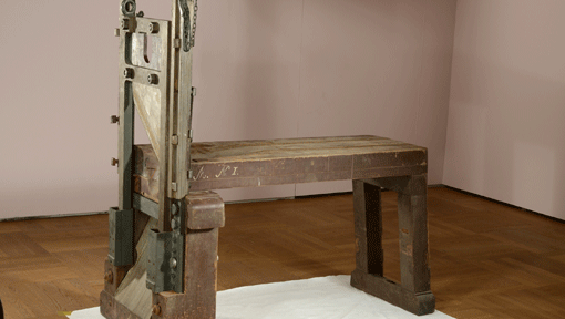 Wohin jetzt damit? Mit dieser Guillotine wurden in Stadelheim während der NS-Zeit hunderte Häftlinge ermordet. Wohin jetzt damit? Mit dieser Guillotine wurden in Stadelheim während der NS-Zeit hunderte Häftlinge ermordet.